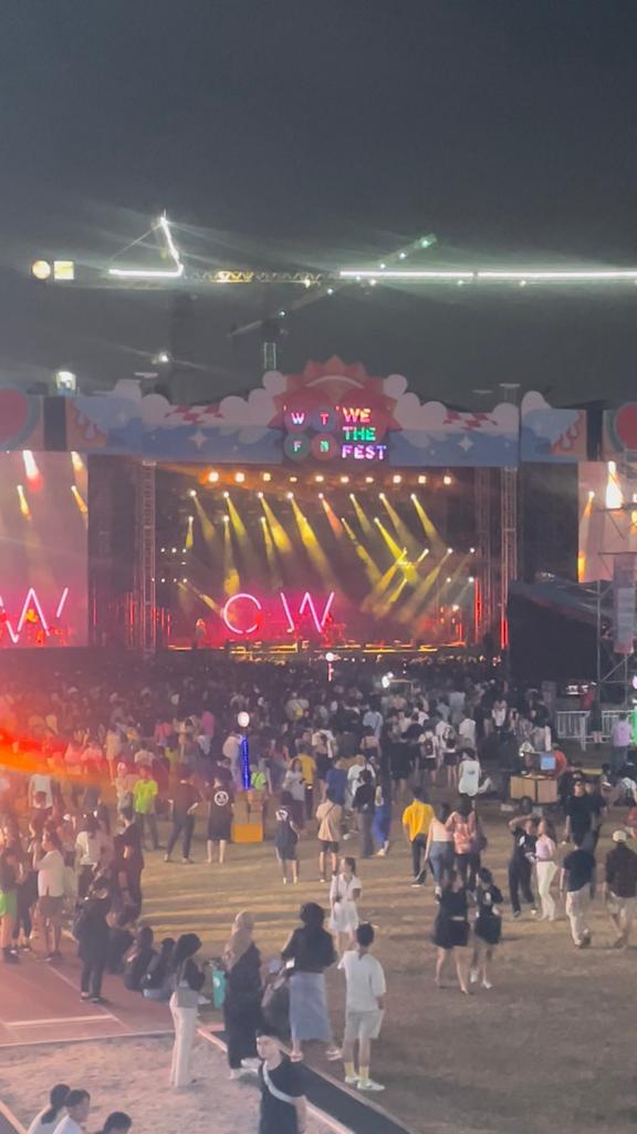 erwinfirmansyah's tweet photo. @samsungID @WeTheFest #awesomemoment bisa nonton musisi" keren yg tampil di #WTF22 sambil nyantai di booth nya
@samsungID @HlynNrn
 #AwsomeGeneration #GalaxyAxWTF22 https://t.co/FGuOokhXUX