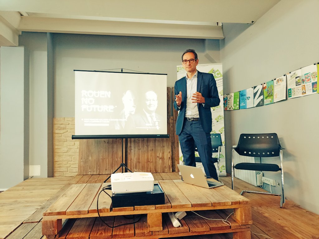 tiphonB's tweet photo. En première ligne ce matin pour la prez de la campagne de com de @RouenNdyInvest ! 
Objectif : attirer les "jeunes"💚
Bon OK j'ai vieilli... mais 4 ans après mon arrivée à @MetropoleRouenN c'est marrant de voir à quel point je cochais toutes les cases 😅🤗
@pressecomndie #rouen https://t.co/q6YWFQmys0
