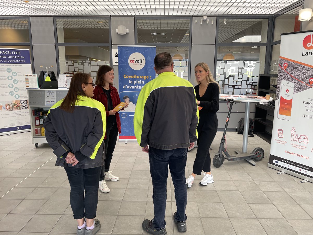 EnCovoitGLyon's tweet photo. Aujourd’hui, accueillis dans les locaux de @RenaultTrucksCo par Christian Ginot, En Covoit'GrandLyon a présenté son appli de covoiturage avec #Ecov. 🚗
Beaucoup de monde et d'écoute attentive. 😊 Merci pour votre accueil.
@grandlyon https://t.co/VEIJZGF7fG