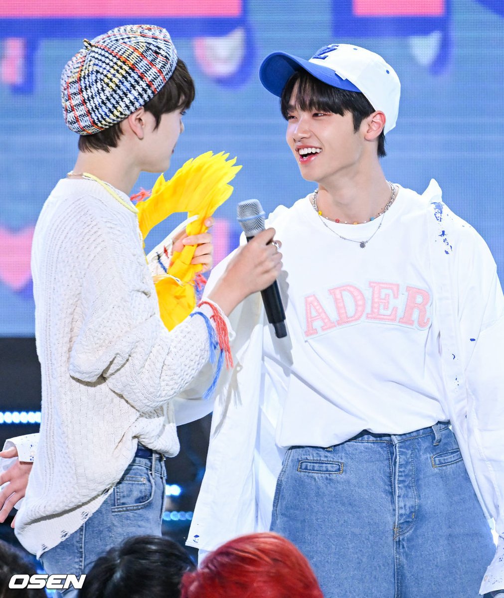 HyeongjunIsLife's tweet photo. Hyeongjun and Dongpyo 😭😭😭 my babies #PARTYROCK1STWin https://t.co/r17YoB5joY