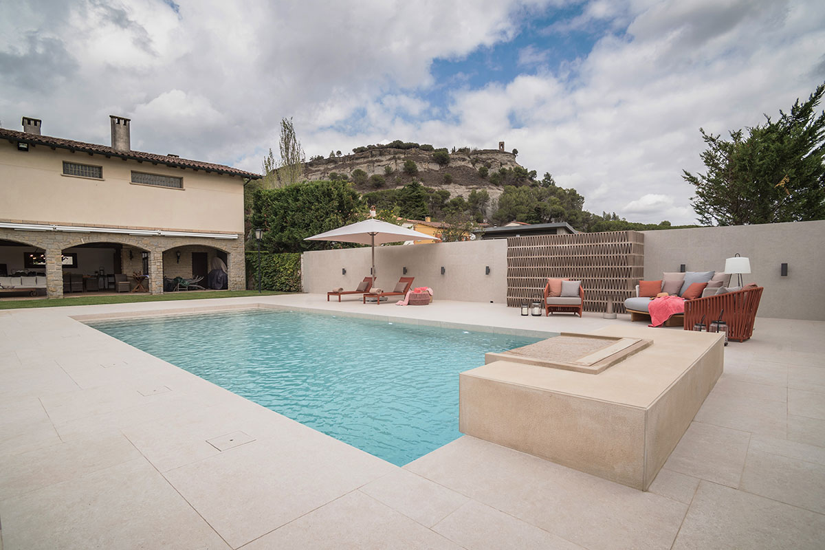 Com si estigués foradada en la mateixa pedra que sosté l'habitatge, aquesta suggestiva piscina revela una geometria integrada en el projecte residencial. #molinsdesign #i.sayos

piscinesvalles.com/matisos-de-ped…