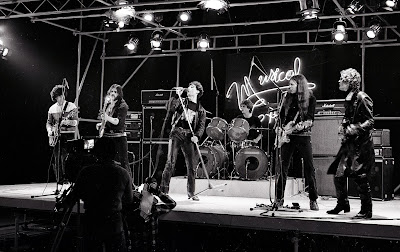 LaBandaTraperaR's tweet photo. Más fotos del #MusicalExpress que compartimos con Motörhead.
Tocamos un "Johnny B. Goode" con Morfi a la voz, Tío Modes a la guitarra y Raf Pulido a las baquetas ("Animal" Taylor se "indispuso").
Por Motörhead, Lemmy al bajo y *Fast" Eddie Clarke...
Ángel Casas, #inmemoriam https://t.co/iiTCNcPsfs
