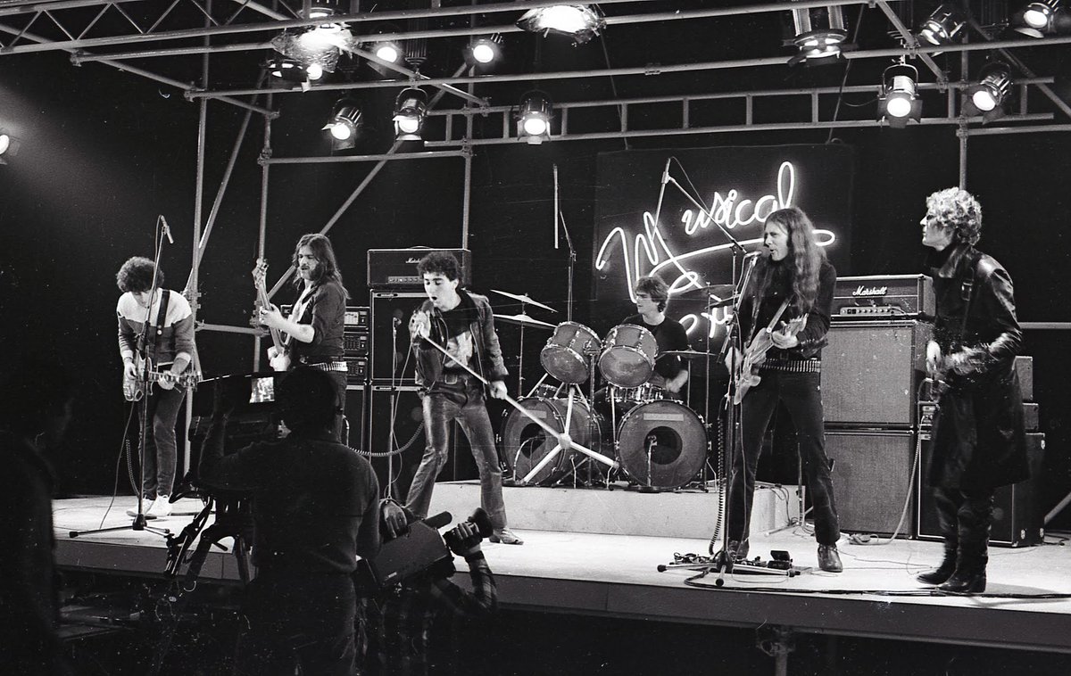 LaBandaTraperaR's tweet photo. Más fotos del #MusicalExpress que compartimos con Motörhead.
Tocamos un "Johnny B. Goode" con Morfi a la voz, Tío Modes a la guitarra y Raf Pulido a las baquetas ("Animal" Taylor se "indispuso").
Por Motörhead, Lemmy al bajo y *Fast" Eddie Clarke...
Ángel Casas, #inmemoriam https://t.co/iiTCNcPsfs