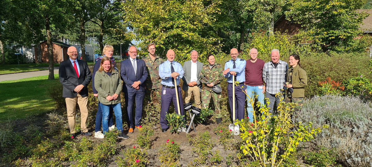 belg322's tweet photo. Stichting https://t.co/ynqkNSuIvb bestaat 75 jaar. Als cadeautje kregen #KMSL en #LCW op @VlbWoensdrecht beide een rhododendron. In de opmaat naar het #AirSupportCommand hebben we, samen met de Raad van Bestuur, de planten al bij elkaar gezet om naar elkaar toe te groeien 😉 https://t.co/2oUfAhSXF2