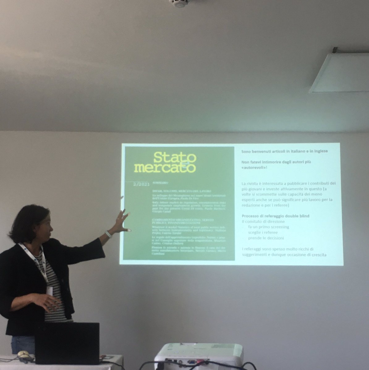 _beabian's tweet photo. @giovanna_fullin, Direttrice di @StatoeMercato, presenta la rivista a giovani ricercatori e ricercatrici alla Scuola Estiva @sisecit https://t.co/byC1E6zNZ7