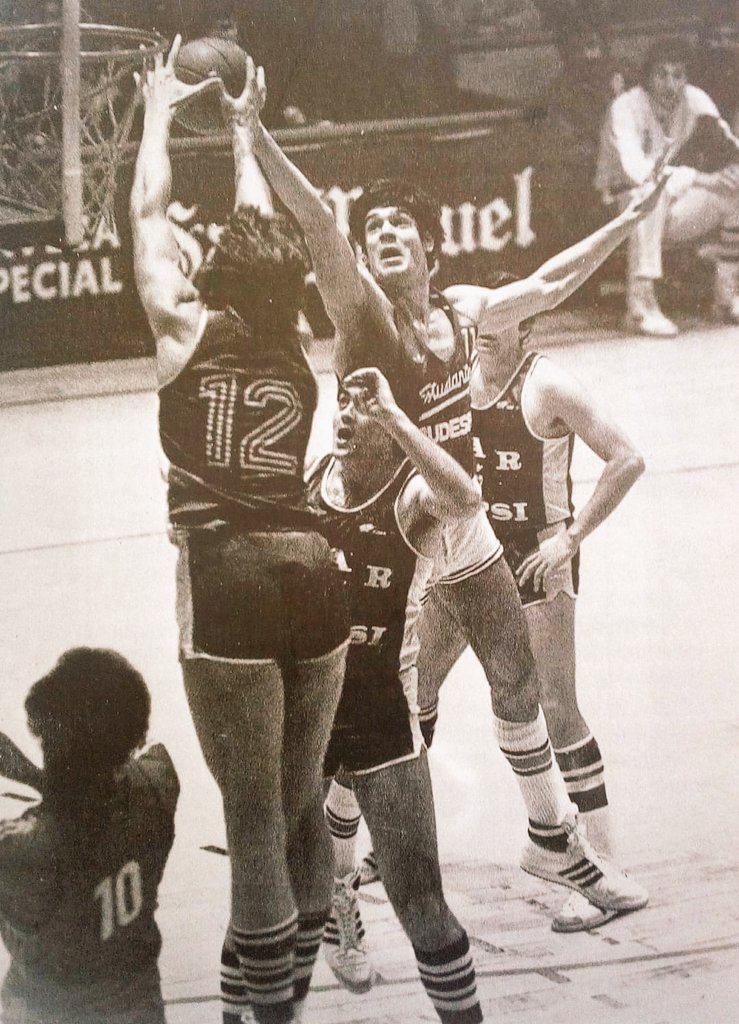 AgrasFernando's tweet photo. Luchan por el rebote #LarsHansen & #FernandoMartin bajo la atenta mirada de #SlabJones #SanEmeterio & #MicoSaldaña
📸 Nuevo Basket #ArchivoOAR Magariños https://t.co/x41b8PUtJ4