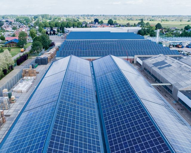 Dit is de fabriek van HAK, de fabriek van HAK ligt compleet vol met zonnepanelen, HAK gaat de komende weken niet produceren want hoge energiekosten...dus ja dat dus 🤔