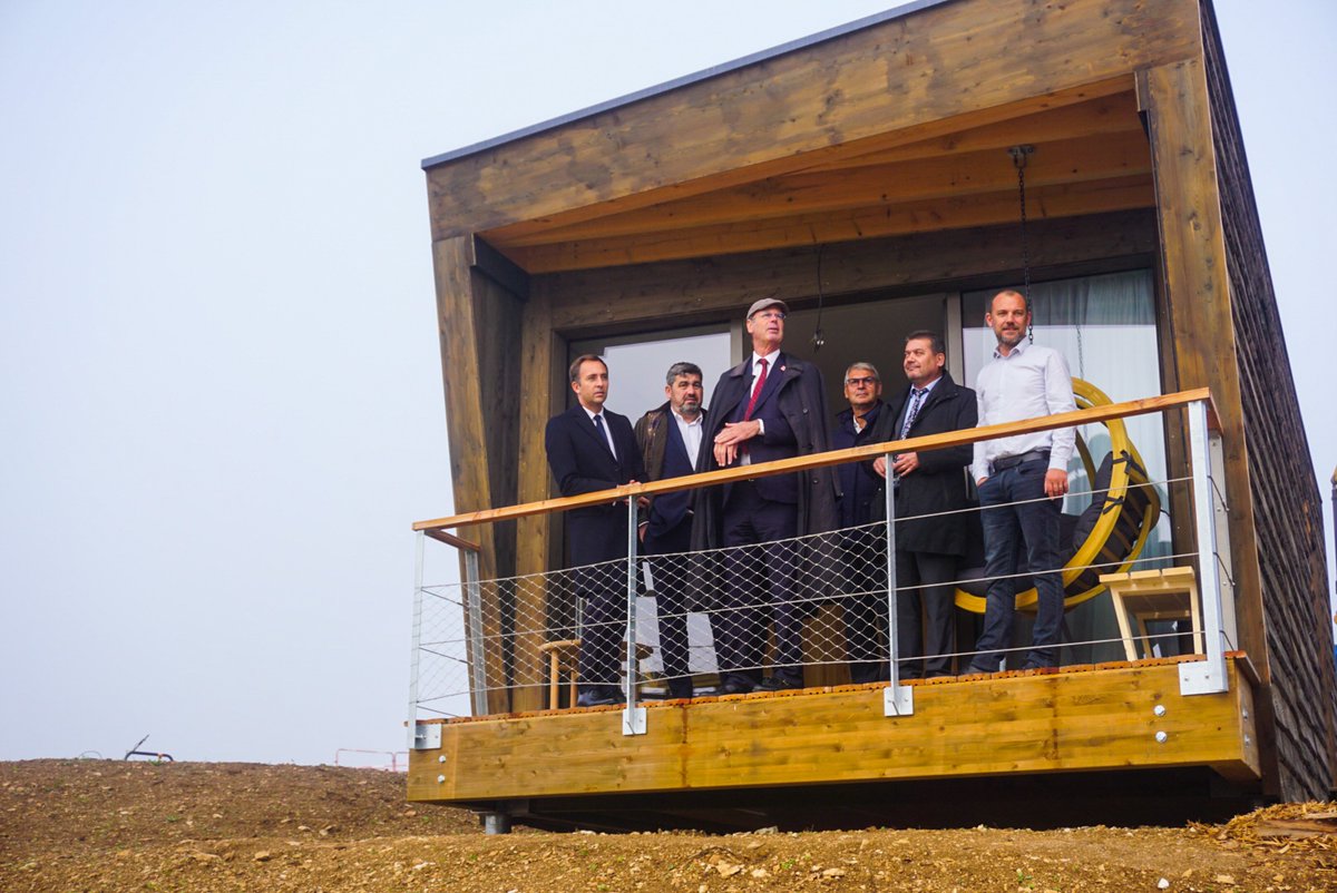 Prefet86's tweet image. Plantation du 1er🌳du site des EcoLodges au @futuroscope en présence de @Prefet86, @caissedesdepots, @departement86 
🔜Construction d&apos;un village thématisé de lodges familiaux, immergés dans la nature, éco-citoyens &amp;amp; produits dans le respect des normes du #DéveloppementDurable