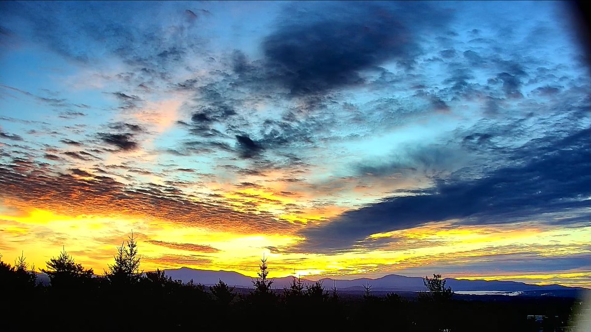 WasilenkoAlex's tweet photo. Check out our stunning sunrise in the Champlain Valley this morning. It's even being accompanied by a side of fall foliage. Hooray!
#VTwx #Vermont #weather #sunrise #BTV #CPV #VT #fall #fallfoliage #foliage #fallcolors @WVNYWFFF https://t.co/AcSoTFADxj