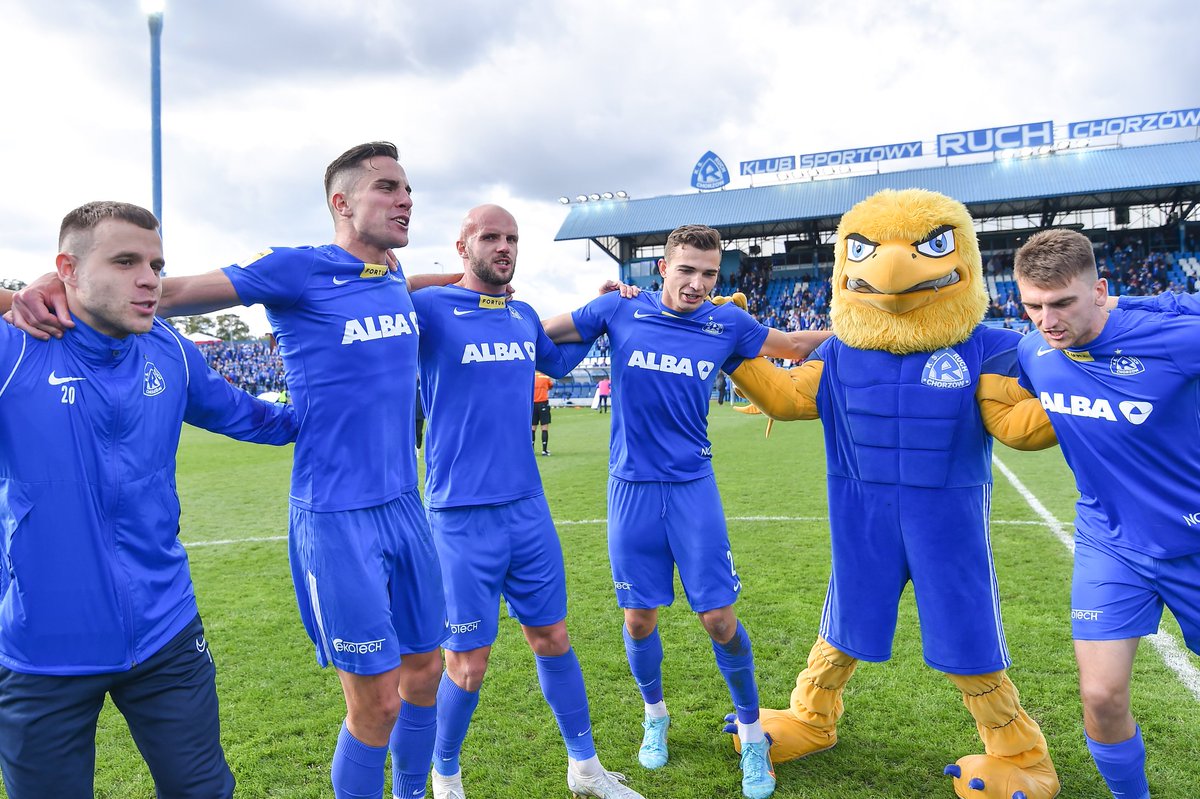 Jeszcze jedno fota ze niydzielnego szpilu 🔥 Chopcy zrobiyli łogiyń na szpilplacu!!!!!!! RUUUUUUUCH! 🔵

🦅