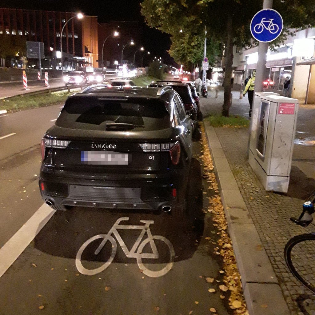 polizeiberlin's tweet photo. Am Sonntagabend setzte unsere #Fahrradstreife der #Direktion4 10 Fahrzeuge um, welche auf dem Radfahrstreifen des Tempelhofer Damms parkten.
#Abschlepper
#Tempelhof
^tsm https://t.co/wW0JaBiPGs