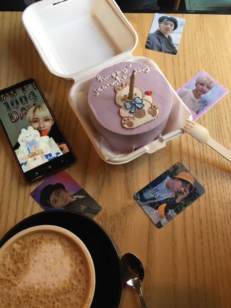 WOOSHIN8's tweet photo. Мы с @vilovefore  сегодня праздновали дни рождения Джонхана и Бан Чана 💗 https://t.co/OALKjOVi6c