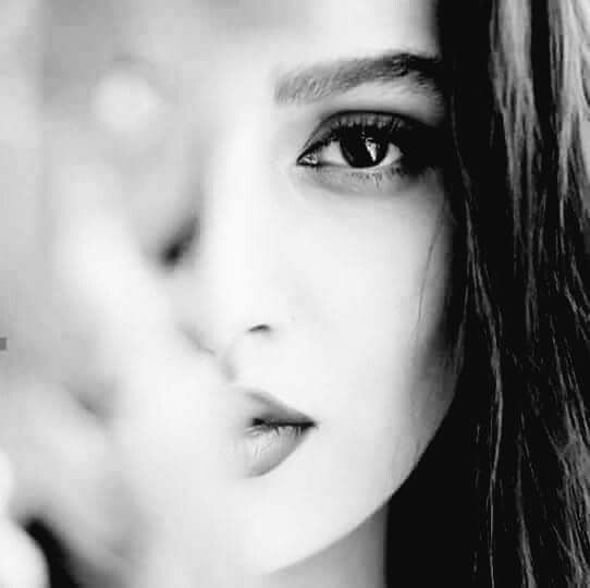 لا أقدام لتمشي بها الحياه  ... 
نحن من حَملنا خطواتها  ... على اكتاف ضريره 💕