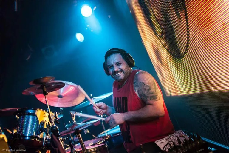 Murió en pleno concierto Bin Valencia, exbaterista de #Almafuerte. Tenía 61 años.