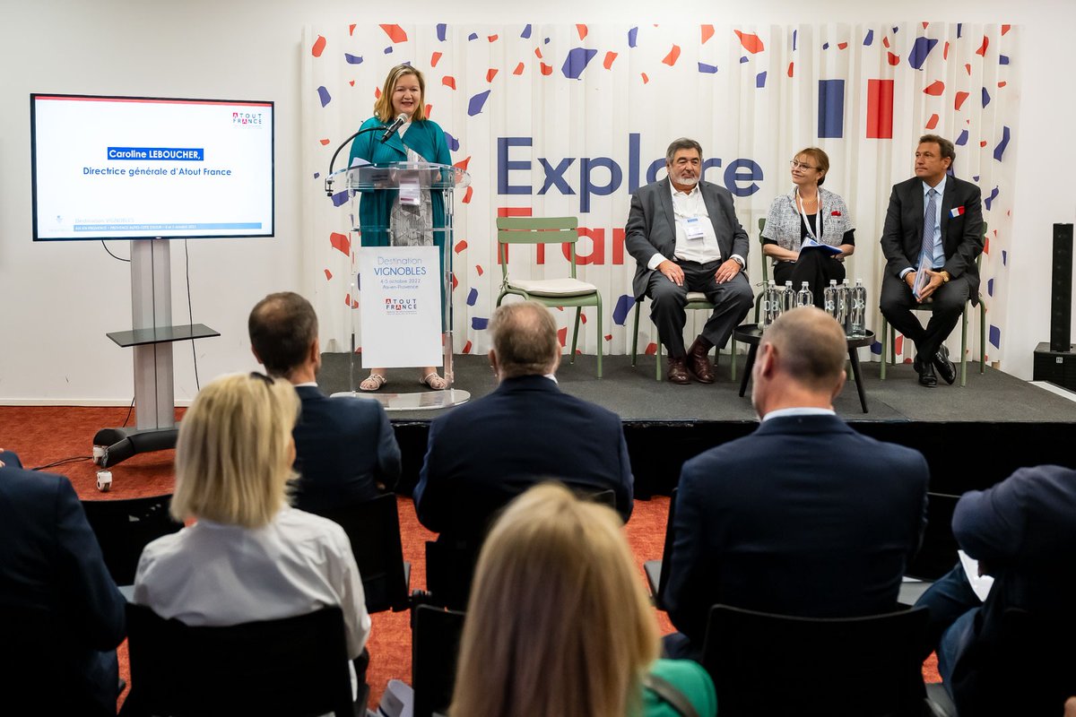 [Point presse #DestinationVignobles] <a href="/LeboucherCaro/">Caroline Leboucher</a> se félicite du nombre de TOs accueillis (156 provenant de 43 pays) autour de l'oenotourisme, venus découvrir toutes les nouveautés et investissements réalisés par la filière ces dernières années