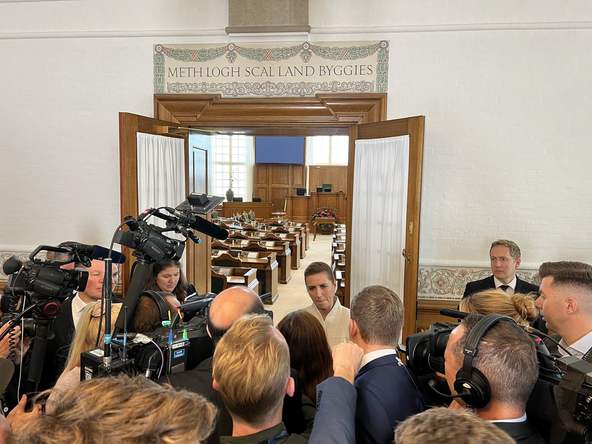 KristianRHansen's tweet photo. Det er svært at læse skriften på væggen, når man står med ryggen mod muren #dkpol #ftlive #FV22 https://t.co/9H9PjykDFa