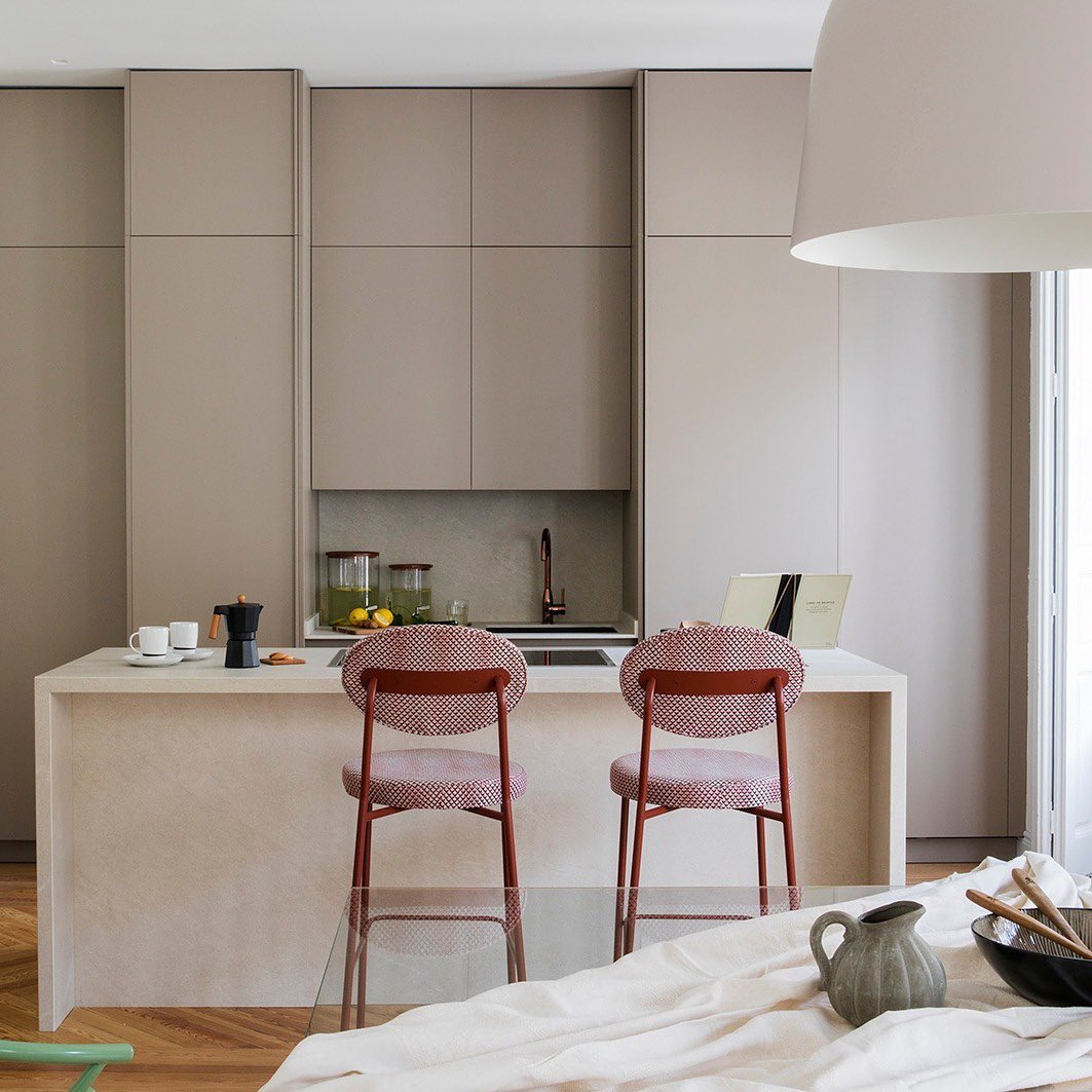 ISSolozabal's tweet photo. Buenas! Volvemos por estos lares.

Os iré entregando por aquí diseños de interiores chulos de pisos que visitamos, esta cocina abierta al salón me pareció espectacular ✨

#decoracion #deco #hogar #casa #tendencias #interior #espacios #muebles #ideas https://t.co/X1ngAPJDEc