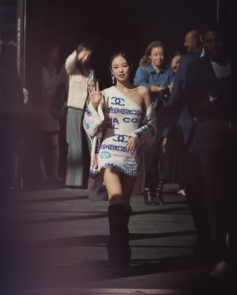 NEWSJENNlE's tweet photo. 📸 221004 Jennie for #CHANELSpringSummer show

JENNIE CHANEL TAKEOVER
#JENNIExCHANELSS23 https://t.co/3dSwP0H4RA