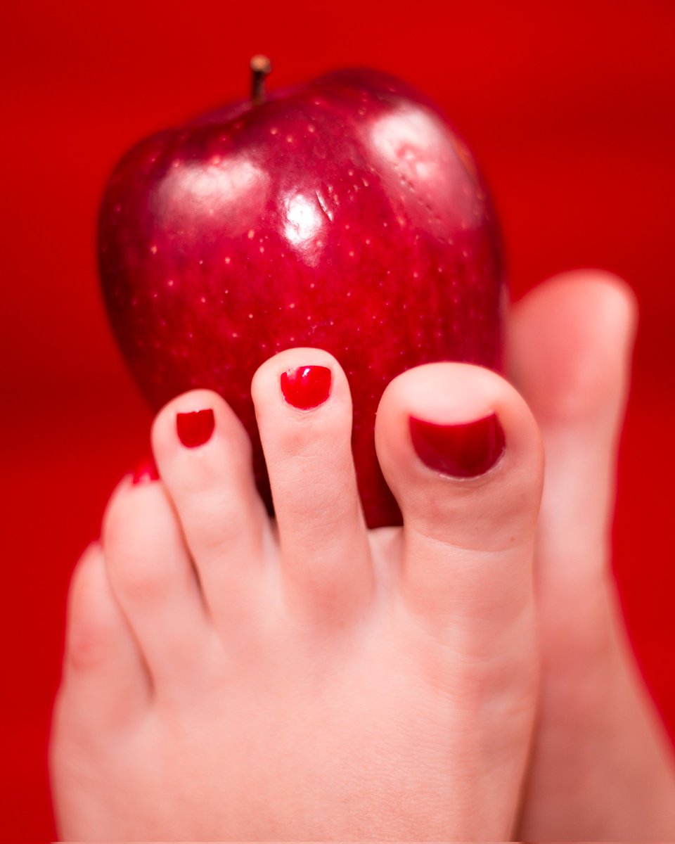 twofeettoosweet's tweet photo. 🍎
#footmodel #redeverything https://t.co/ujeAs4Oaxu