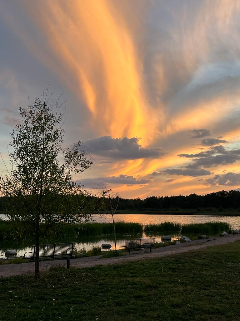KeuSokri's tweet photo. Klaukkalassa tapahtunut puukotus koskettaa monia. Keski-Uudenmaan Sosiaali-ja kriisipäivystys tarjoaa kriisitukea 24/7 sitä tarvitseville. P. 019 711 0721 https://t.co/BLLsRvGlIP