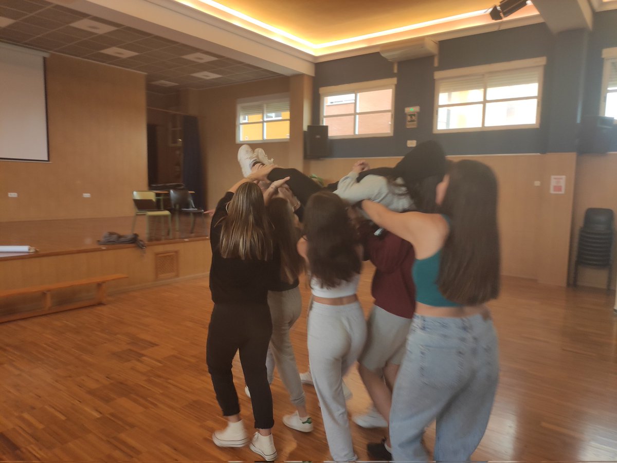 Sesión de #softskills "atrevete" con <a href="/PedroOrtn2/">Pedro Ortín</a> <a href="/FundacionCepaim/">CONVIVE Fundación Cepaim</a> dentro de nuestro #proyectodehhbb <a href="/CESSamaniego1/">Cooperativa de Enseñanza Samaniego</a> reflexión miedo/ilusión en emprendedores #alumnoscracks que vuelan en todos los sentidos #aulademprendimiento #quefelizsoy