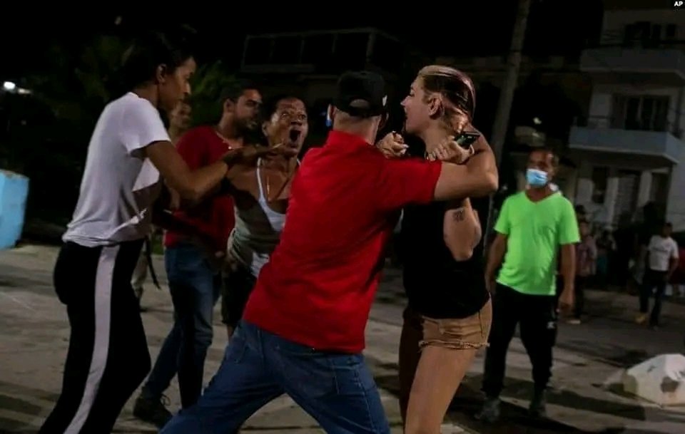 Snape1515's tweet photo. Pedimos a la corresponsalía de @EFEnoticias en #Cuba que haga público el vídeo de la violencia ejercida por el régimen cubano contra los manifestantes de Línea y F, hay manifestantes con el rostro desfigurado, sabemos que tienen vídeos, les rogamos saquen todo a la luz pública. https://t.co/QGL7P5kbWt