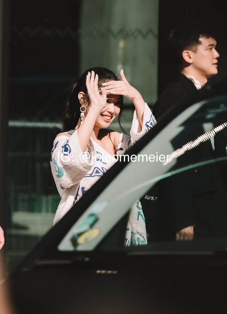 joleomemeier's tweet photo. JENNIE KIM LEAVING THE CHANEL FASHION SHOW 

JENNIE CHANEL TAKEOVER
#JENNIExCHANELSS23 https://t.co/zsmPwpbxce