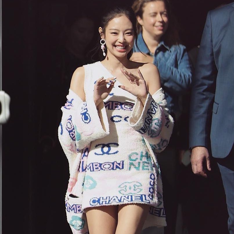 blckpinkpic's tweet photo. human chanel jennie kim https://t.co/L90EORkpo4