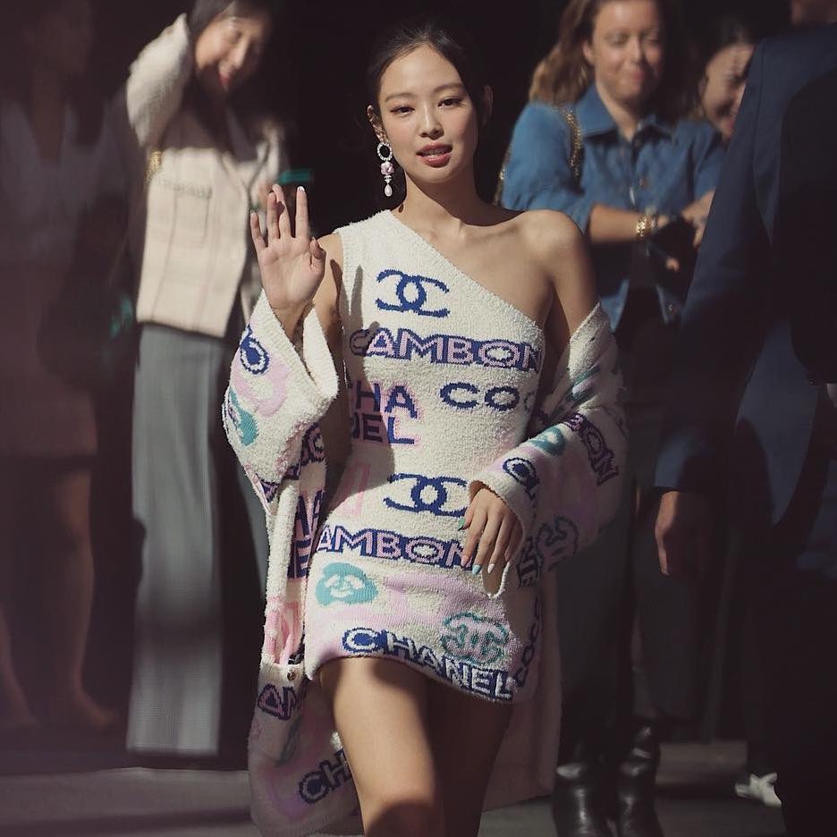 blckpinkpic's tweet photo. human chanel jennie kim https://t.co/L90EORkpo4