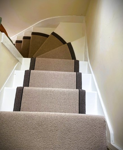 HertfordFloor's tweet photo. Making a curved statement with ROGER OATES π
π π§‘π π§‘π
#rogeroates #theartofflatweave #Statement #staircase #stairs #homeinterior #beautiful #luxuryhomes #luxury
Or customer's home in #goffsoak & of course supplied & fitted by us at #hertfordflooring π
#love #HomeDecor #home https://t.co/l6y86PYF1r