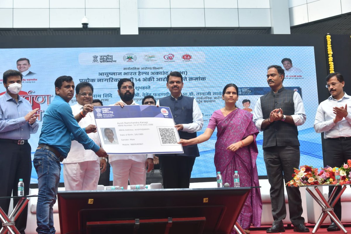 CMOMaharashtra's tweet photo. मुख्यमंत्री @mieknathshinde यांच्या हस्ते #आयुष्यमानभारत - #आभा हेल्थ कार्डचे वितरण आज करण्यात आले. उपमुख्यमंत्री @Dev_Fadnavis , केंद्रीय आरोग्य राज्यमंत्री @DrBharatippawar , आरोग्यमंत्री तानाजी सावंत, मुख्य सचिव मनु कुमार श्रीवास्तव आदी मान्यवर उपस्थित होते. https://t.co/O3Jrr15Txf