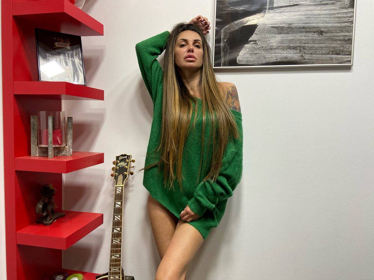 AmiraLure's tweet photo. Without further ado, the queen is here 👑
#hot #beautifultgirl #guitar #green https://t.co/3yyixiYYfp
