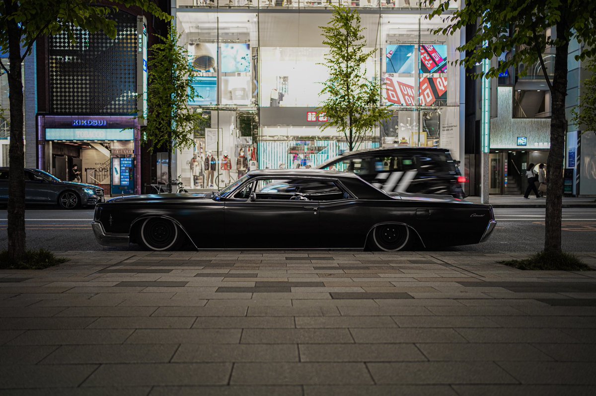 kurodoradora's tweet photo. Lincoln continental
1966
7600cc

最高な車です🙋🏾‍♂️🙋🏾‍♂️🙋🏾‍♂️
そしてけんてぃに撮ってもらったら最高な写真です！ありがとう！ https://t.co/JDT5hktRDJ