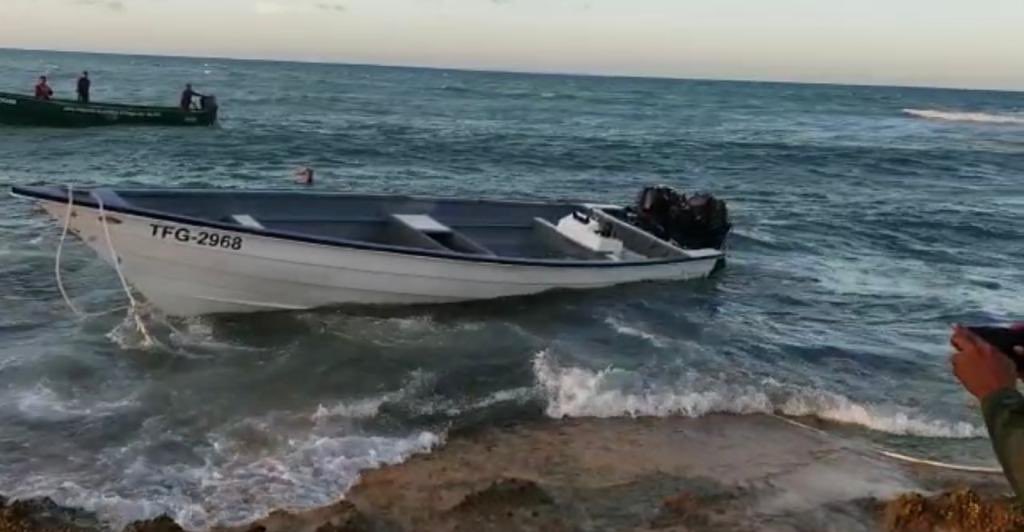 dhernandezlarez's tweet photo. En el Cabo de San Román- Falcón, FANB  captura a 3 narcotraficantes provenientes de La Guajira colombiana con rumbo a Trinidad, con 17  bultos de droga (400,812 kg de marihuana y 67,98 kg de cocaína) además de armas y combustible. Venezuela  no será puente del narcotráfico ! https://t.co/I9aiEInfuU