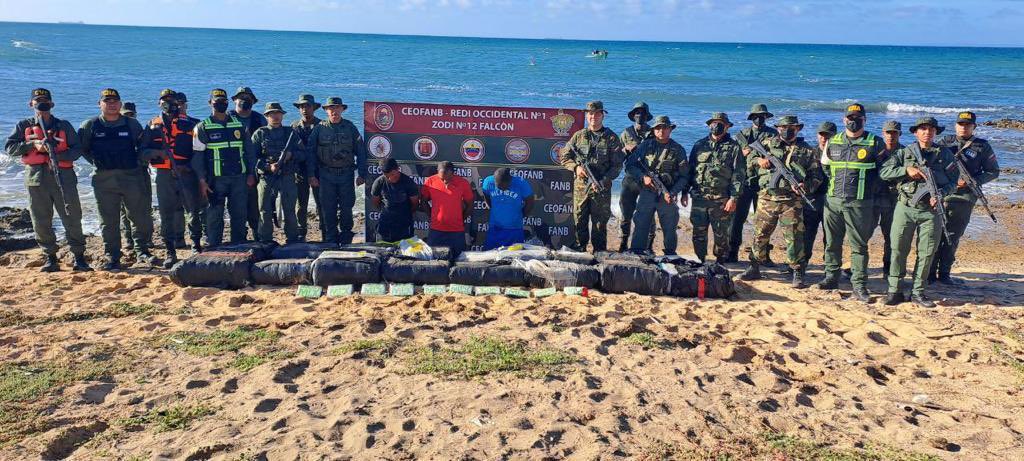 dhernandezlarez's tweet photo. En el Cabo de San Román- Falcón, FANB  captura a 3 narcotraficantes provenientes de La Guajira colombiana con rumbo a Trinidad, con 17  bultos de droga (400,812 kg de marihuana y 67,98 kg de cocaína) además de armas y combustible. Venezuela  no será puente del narcotráfico ! https://t.co/I9aiEInfuU