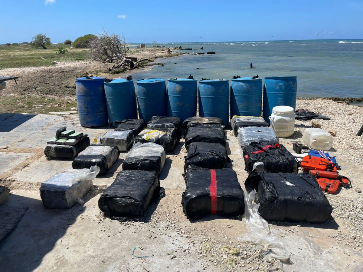dhernandezlarez's tweet photo. En el Cabo de San Román- Falcón, FANB  captura a 3 narcotraficantes provenientes de La Guajira colombiana con rumbo a Trinidad, con 17  bultos de droga (400,812 kg de marihuana y 67,98 kg de cocaína) además de armas y combustible. Venezuela  no será puente del narcotráfico ! https://t.co/I9aiEInfuU