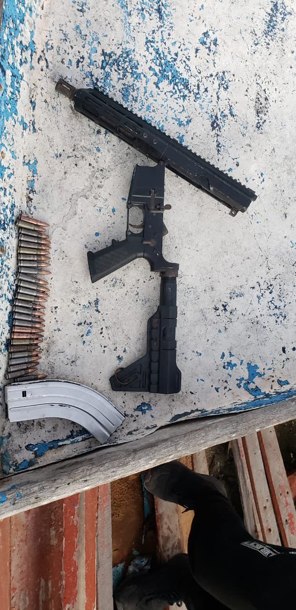 dhernandezlarez's tweet photo. En el Cabo de San Román- Falcón, FANB  captura a 3 narcotraficantes provenientes de La Guajira colombiana con rumbo a Trinidad, con 17  bultos de droga (400,812 kg de marihuana y 67,98 kg de cocaína) además de armas y combustible. Venezuela  no será puente del narcotráfico ! https://t.co/I9aiEInfuU