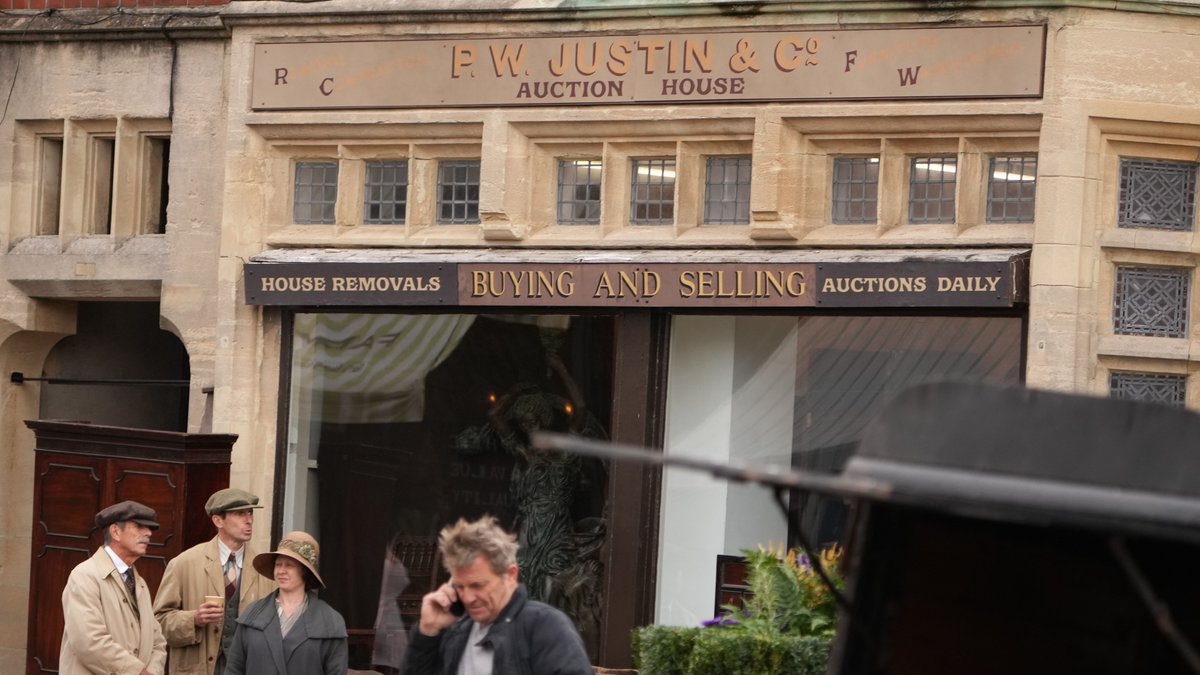 brightonsnapper's tweet photo. Despite every effort to block my view by the jobsworths on the set in Arundel, they failed miserably :-) local shop owners north of set have not been compensated, whilst the others have??? #arundel #nofilming #jokers #wickedlittleletters #localpapers https://t.co/XVInzzAdUd
