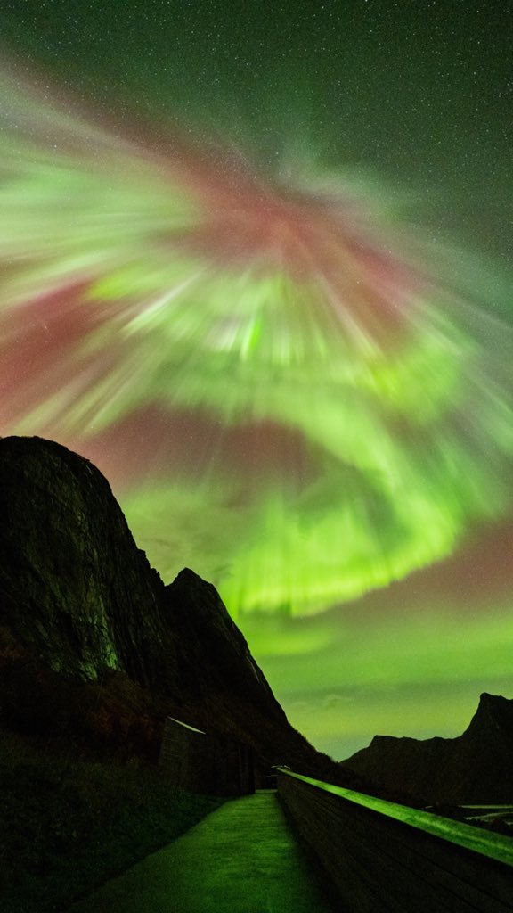 Last night was another crazy night!!
#aurora #northernlights #Norway  🇳🇴