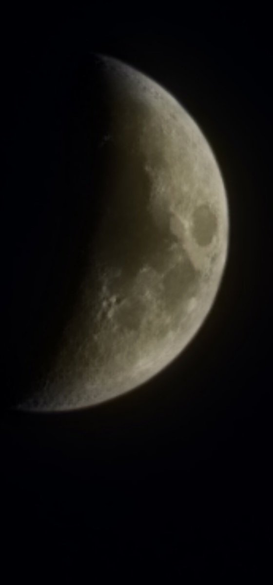 SandraBerryman1's tweet photo. The moon in all it's glory!!! https://t.co/fxN9QbDX40