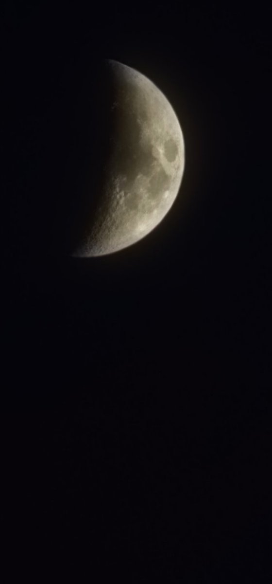 SandraBerryman1's tweet photo. The moon in all it's glory!!! https://t.co/fxN9QbDX40