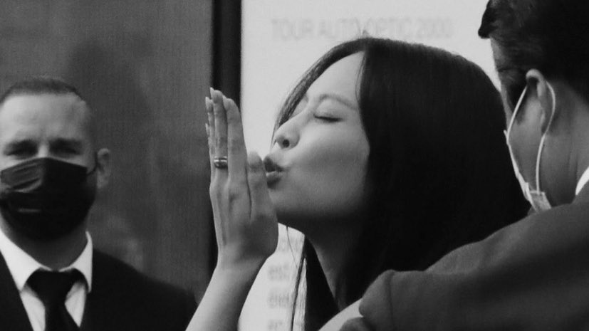 jnkstyle's tweet photo. PFW DOESN’T END WITHOUT THE FLYING KISS. https://t.co/bai0ro9SnQ