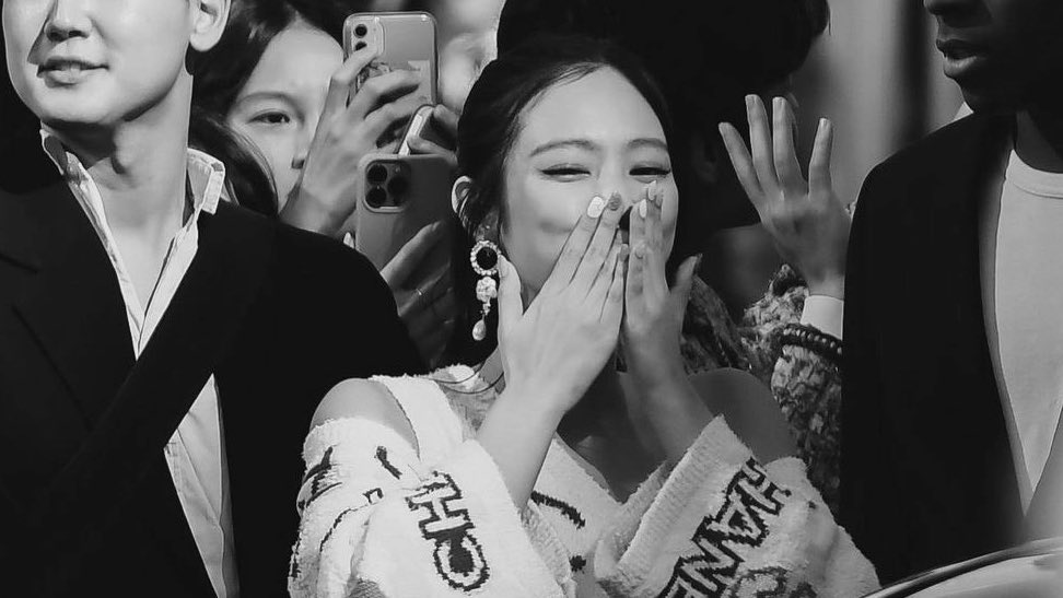 jnkstyle's tweet photo. PFW DOESN’T END WITHOUT THE FLYING KISS. https://t.co/bai0ro9SnQ