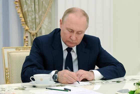 Ukraine verbietet Gespräche mit Wladimir Putin dlvr.it/SZThnJ