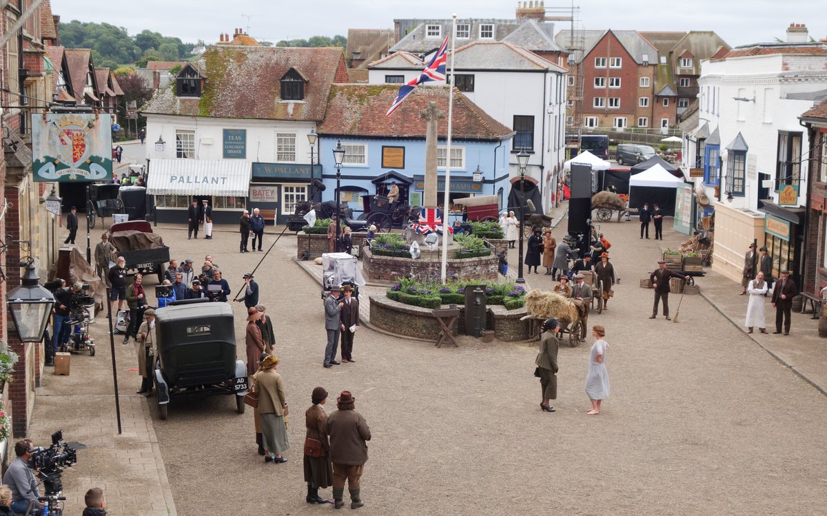 brightonsnapper's tweet photo. Despite every effort to block my view by the jobsworths on the set in Arundel, they failed miserably :-) local shop owners north of set have not been compensated, whilst the others have??? #arundel #nofilming #jokers #wickedlittleletters #localpapers https://t.co/1VjIlAErea