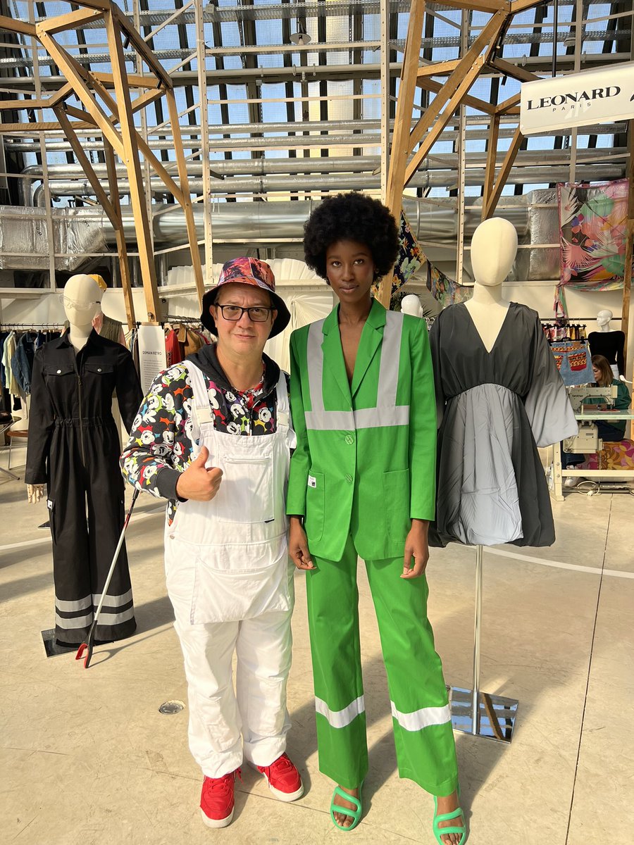 Créateur Mossi . Inspiré par le métier #Éboueurs. Incroyable création <a href="/Proprete_Paris/">Propreté de Paris</a> <a href="/Paris/">Paris</a> #fashionweekparis