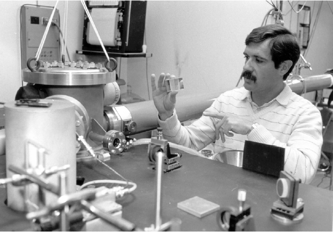 MacLesggy's tweet image. Le saviez-vous ? En 1982, dans l'expérience d'Aspect, 2 photons intriqués, séparés de 12 m, réagissent simultanément de la même manière (même état quantique). En 2017, une expérience chinoise a porté cette distance à 1200 km ! 
#physique