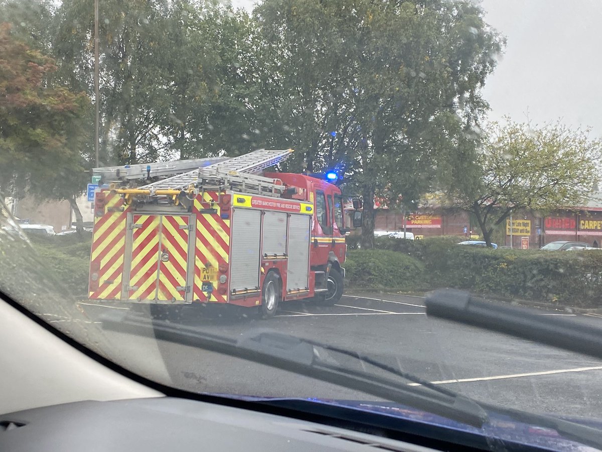 samhopley85's tweet photo. Junction at Whitworth Road/St Mary’s Way large emergency services presence. @MENnewsdesk @RochdaleOnline https://t.co/0HFeaQOS0M