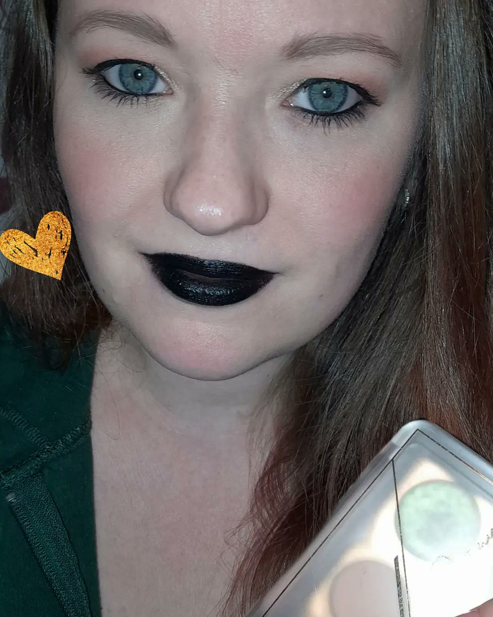 [Werbung, da Markenerkennung, selbst gekauft] Hier springe ich mit den Lippen aus aus meiner Komfortzone ich hab noch nie schwarzen Lippenstift getragen, oder besessen...verwendet habe ich für das #amu die <a href="/CATRICE_DE/">CATRICE</a> #catricexjenny #lidschattenpalette .  #motd #geschminkt