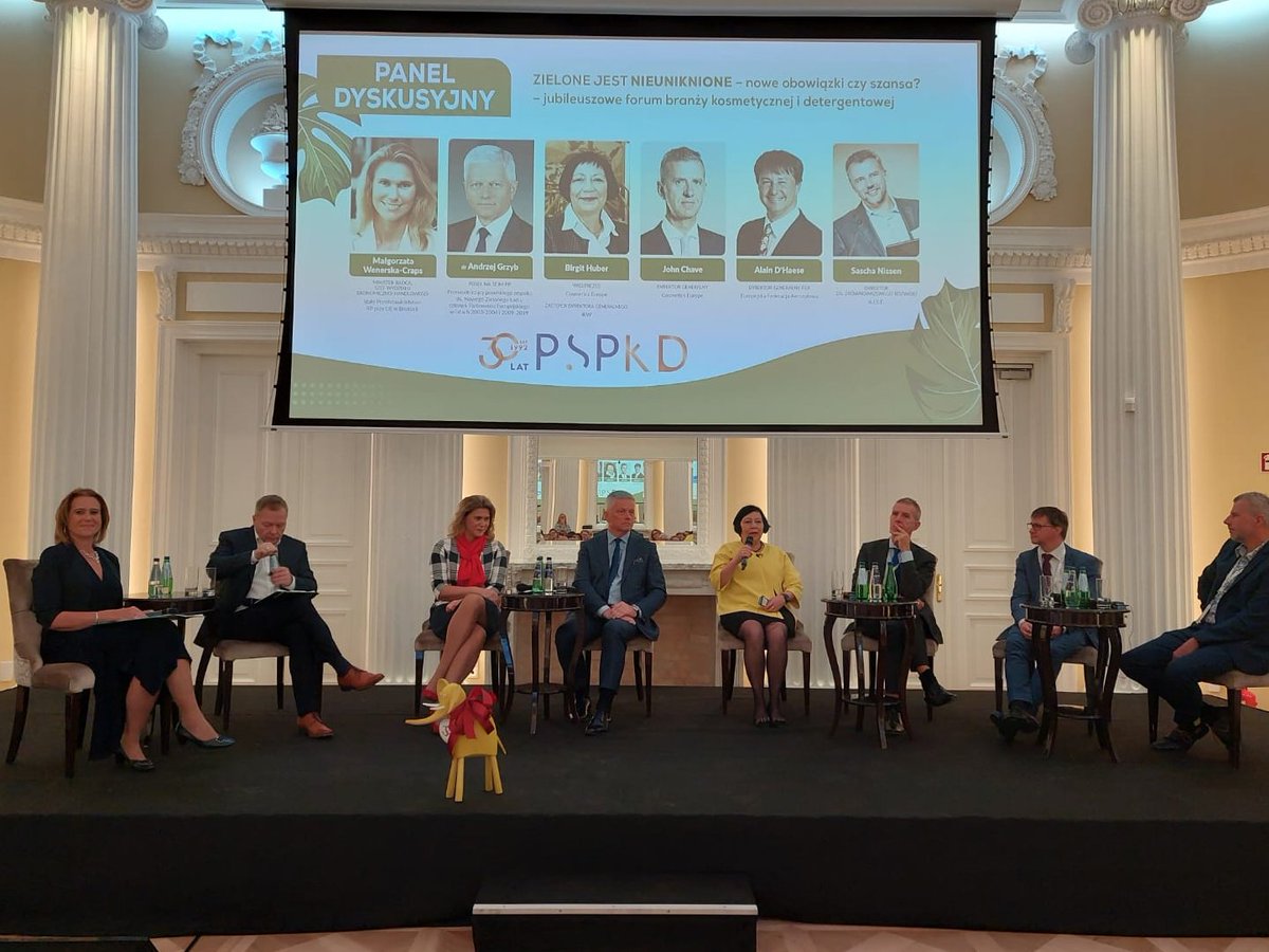 CosmeticsEur's tweet photo. @CosmeticsEur Vice-President @BirgitHuber7 and Director General John Chave discussing #cosmetics  industry opportunities &amp; responsibilities resulting from the #Greentransformation at PACDI’s 30th anniversary conference in #Warsaw https://t.co/twnU8qrDBk